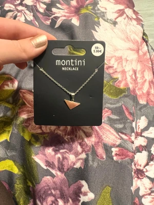  halsband med trekantig berlock - Snyggt halsband med en minimalistisk trekantig berlock i guld på en tunn silverfärgad kedja. Perfekt för dig som gillar stilrena smycken med en modern touch. Kedjan är enkel och passar till många olika looks.