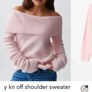 Ljusrosa offshoulder stickad tröja  - Supermjuk och fluffig ljusrosa stickad tröja med bred ribbad offshoulder-krage. Långärmad modell med relaxed fit och extra långa ärmar. Säljer då den va för stor💕Helt oanvänd 💗