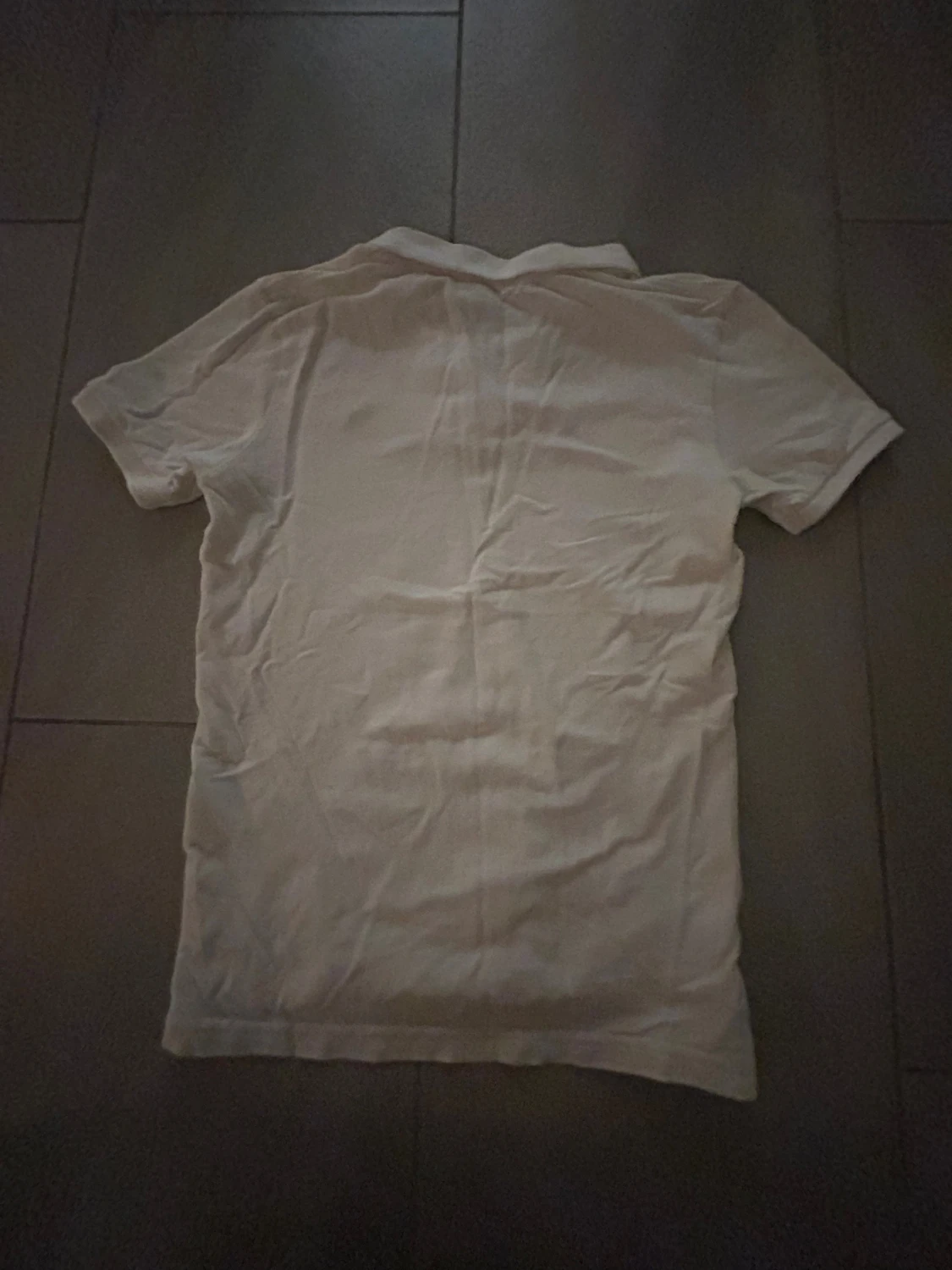 Vit piké med liten broderad logga. Pojke - 1