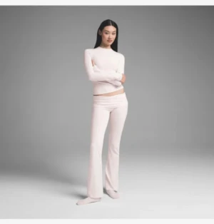 Skims yogapants - Skims foldover yogapants i ljusrosa i strl xs🩷☺️ de är bara använda två gånger så precis som nya💕köpta för 980kr