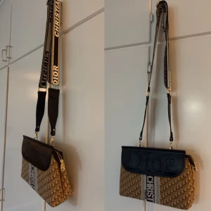 Väska - Snygg axelväska med bredt justerbart logoband. Väskan har brun och beige monogrammönstrad kropp, svart lock med präglad text och guldfärgade detaljer. Perfekt för dig som vill ha en statementväska med lyxig känsla och cool design.