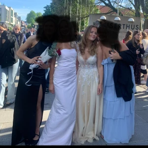 Balklänning  - Säljer nu min balklänning från JJ house🫶🏽 jag är 168 cm och den gick hela vägen ner till marken på mig. Skulle säga att den är storlek S, Skriv gärna om ni har några frågor❣️