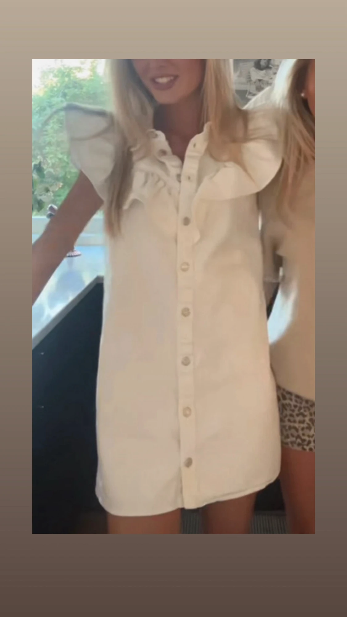 Vit kort klänning med volang från Zara - 1