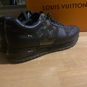 Louis Vuitton skor  - 20000  Tjenare, säljer nu en riktigt riktigt bra batch & hög kvalitiva Louis Vuitton Runaway skor, , låda tillkommer, storlek 42.5 finns i Göteborg men kan skickas, nästintill oanvända
