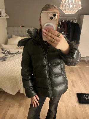 Mörkgrön jacka från Massimo Dutti - Säljer den slutsålda mörkgröna pufferjackan från Massimo Dutti💞Jackan har en glansig finish och är vadderad för extra värme i storlek xs💞Pris kan diskuteras!