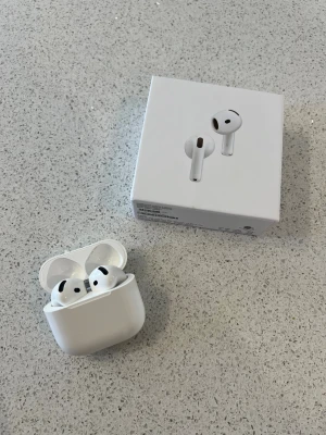 Hörlurar 4 – trådlösa med laddningsetui - Smidiga hörlurar utan sladd – bra ljud och stabil anslutning. Originalförpackning och laddningsetui ingår. Pris kan förhandlas. Snabb leverans och ordentlig packning. Vid frågor är det bara att skriva!