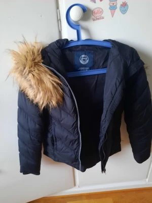 Svea jacka - I barnstorlek! Inga defekter, skriv vid frågor!