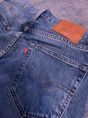 Levi's 502 blå jeans W28 L32 - Säljer ett par blåa Levi's 502 jeans. Helt nya men passade inte riktigt min stil satt säljer därför dessa för 800, köpte dem nya för 1400.  Inte använda överhuvudtaget. Har kvar påse men råkade slänga lappen så kan därför inte lämna tillbaka dem.