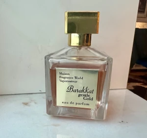 Barakkat Gentle Gold Eau de Parfum - Barakkat Gentle Gold från Fragrance World. Eau de Parfum, 80% vol. Tillverkad i Förenade Arabemiraten (U.A.E). Barakkat Gentle Gold Eau de Parfum från Maison Fragrance World. Vaporisateur 100 ml flaska.  Återstående mängd se bild men jag uppskattar den till 90 ml.  Påminner mkt om MFK Gentle Fluidity Gold  men till ett mycket bättre pris. 