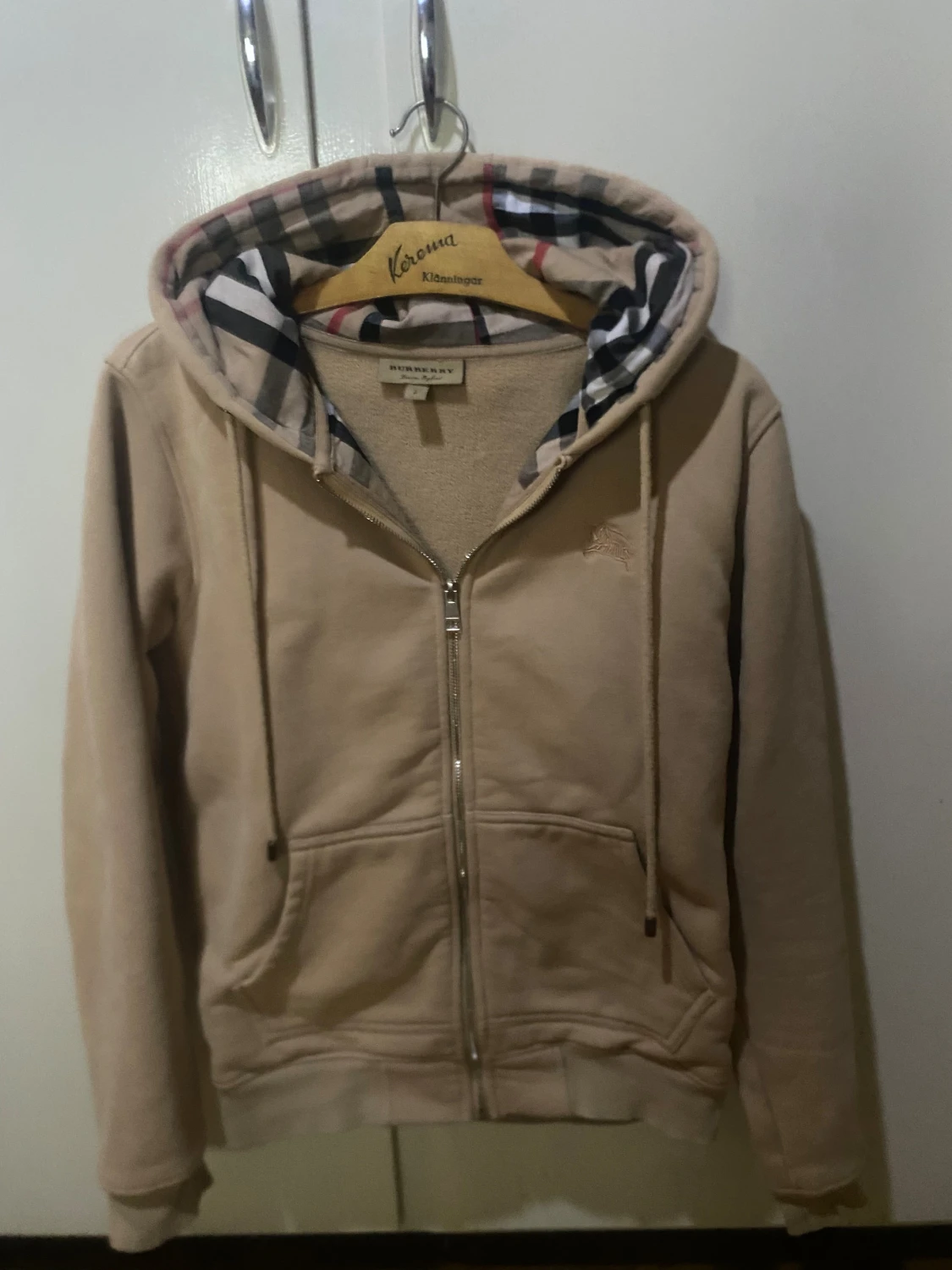 Beige hoodie från Burberry med dragkedja