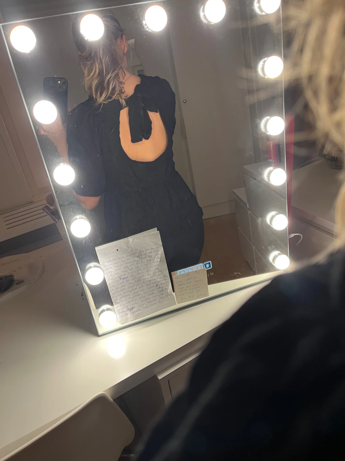 Svart blus med öppen rygg och rosett - 2