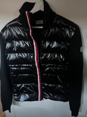 Moncler Wool Cardigan - Hej, säljer en väldigt fin och unik cardigan från Moncler som idag är discountinued på deras hemsida. Den har använts varsamt och ca 5 gånger totalt, säljer den då jag eftersöker en mindre storlek på den då den är för stor på mig! Skriv pm för mer info, bilder. 