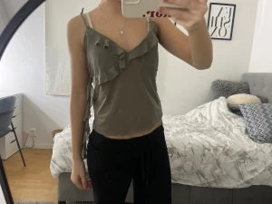 Snyggt linne  - Linne i mesh material och fin grön färg med fina detaljer. Storlek xs-s