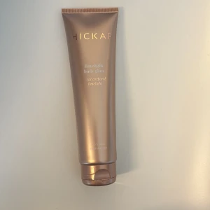 Hickap Limelight Body Glow - Limelight Body Glow från Hickap är en kräm med kopparfärgade pigment som ger huden en snygg solkysst glow. Passar perfekt för att få lite mer färg och glow på kroppen. Fick i julkalendern men kommer inte till använding, endast testat att ta lite på handen.