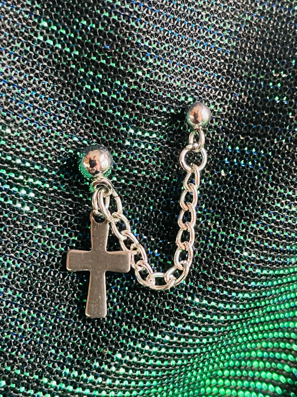 By prisförslag- 1 st Silvrigt örhänge med kedja och kors - 2