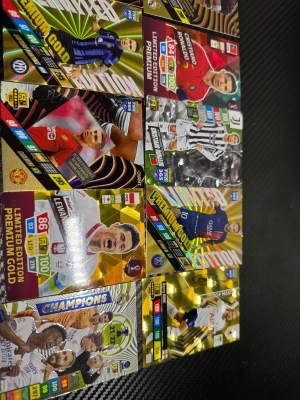 FIFA 365 Limited Edition Premium Gold - Fotbollskort - Samling av exklusiva FIFA 365 Limited Edition Premium Gold fotbollskort med stjärnor som Cristiano Ronaldo, Lewandowski och Messi. Perfekt för unga samlare och fotbollsfans som vill ha de mest eftertraktade spelarna i sin kortsamling. Snyggt guldglänsande design och höga stats!/Pokemon korten är i bra skick samma med fotbolls korten de är riktiga och jag fraktar snabbt 