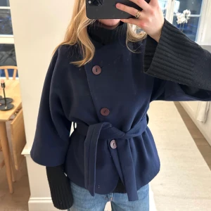 Marin kappa - Så fin med knyt och lite kortare ärm! Väldigr varm. Går super bra att ha utan skärp också om man vill🩷🩷🙌🏻