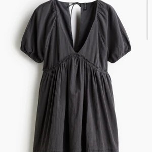 Krinklad throw on-klänning med knytdetalj. - Krinklad throw on-klänning med knytdetalj. Inköpt för 299kr   Mer information:  https://www2.hm.com/sv_se/productpage.1216647001.html