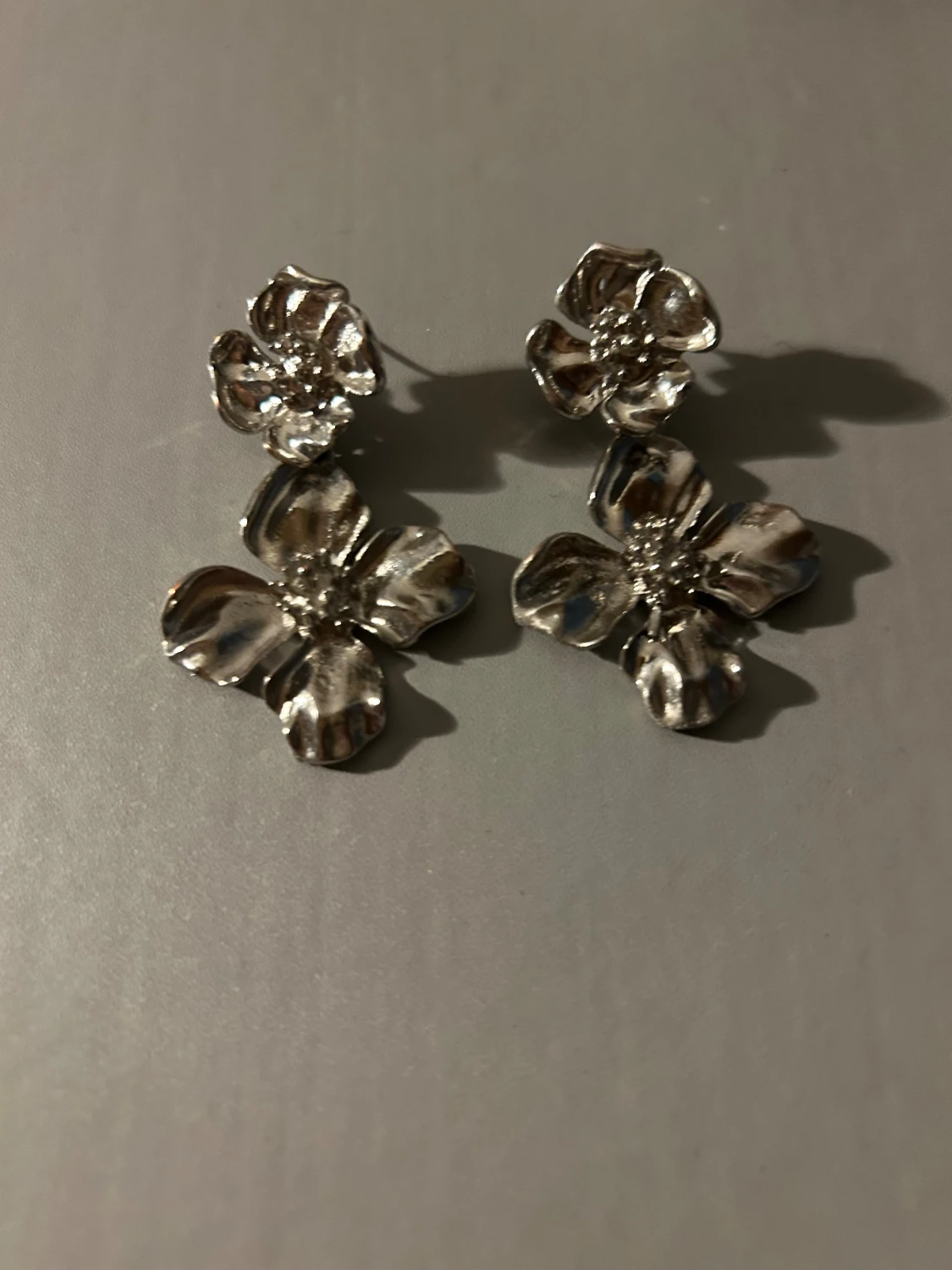 Silvriga blommiga örhängen