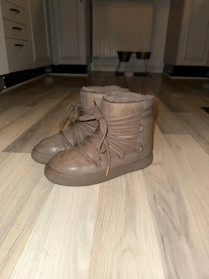 Vinterskor - Supersnygga bruna vinterskor som liknar inukkis! De är i mycket fint skick! Står storlek 37 men skulle mer säga 38! 