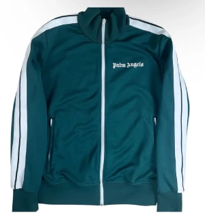 Palm angels tröja - Säljer en Palm angels tröja i stl m. Bra skick 9/10. Tveka inte på att ställa några frågor. Pris går och diskutera vid en snabb affär.Självklart äkta