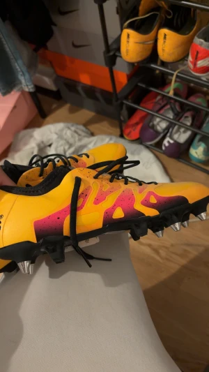 Adidas fotbollsskor  - Säljer dessa i storlek 42 oanvända 