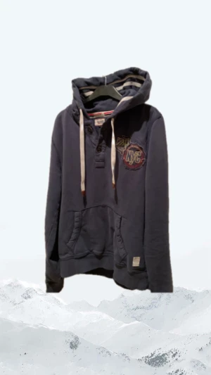 TH Denim hoodie  - Säljer denna Tommy hilfiger denim hoodien!               Skick 8/10 (inga defekter bara ren användning.             Storlek : M hade passat en mindre L!         🙌🙌.           Mitt pris : 799kr🚨