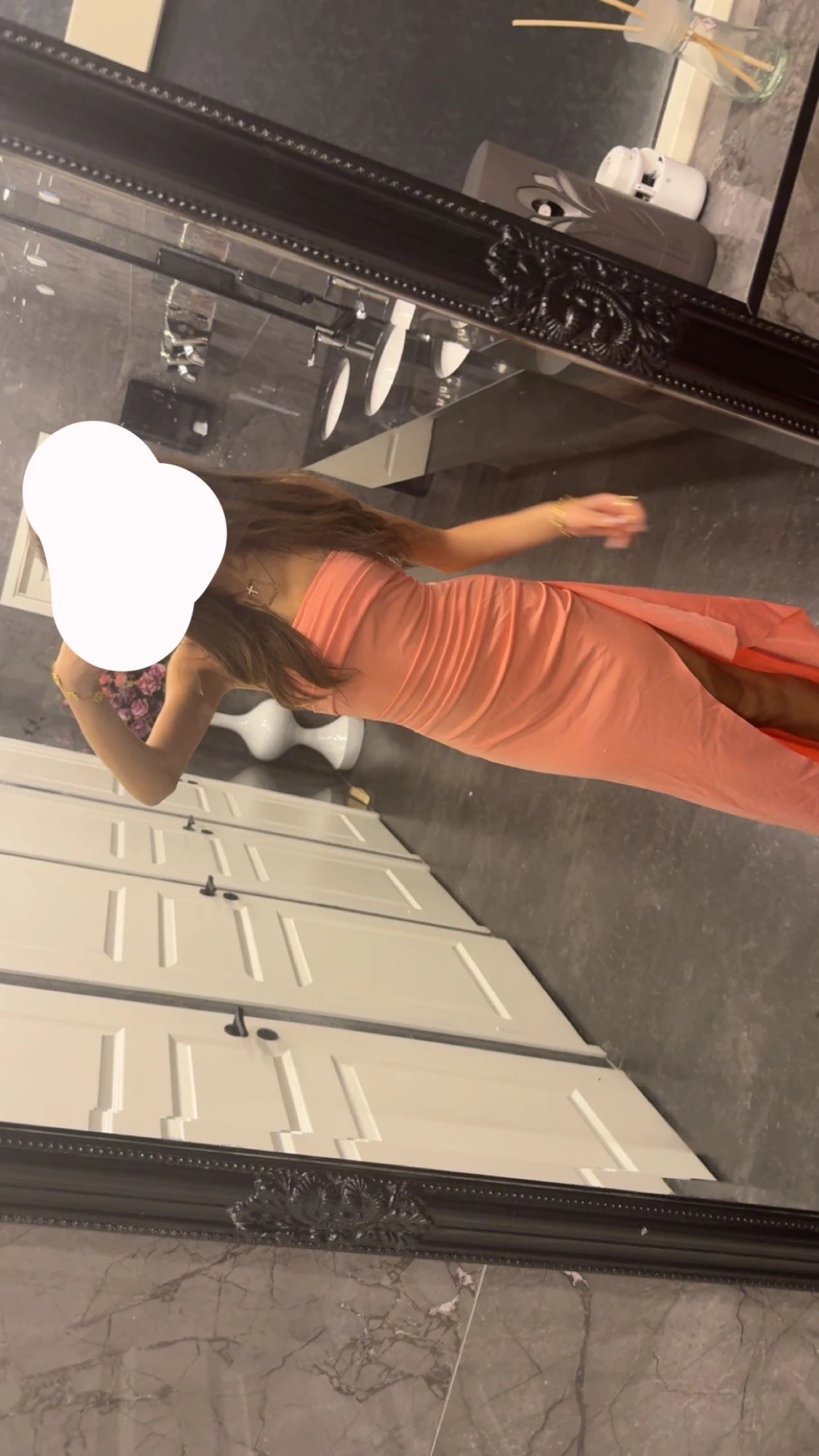 Lång korallrosa klänning med slits