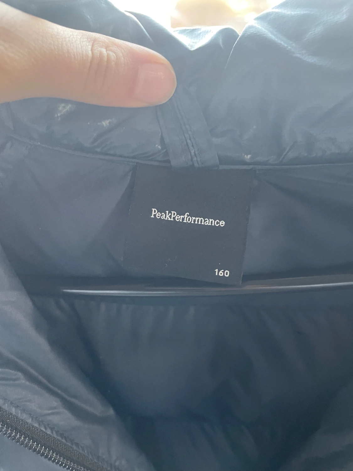 Mörkblå Peak Performance dunjacka - 2