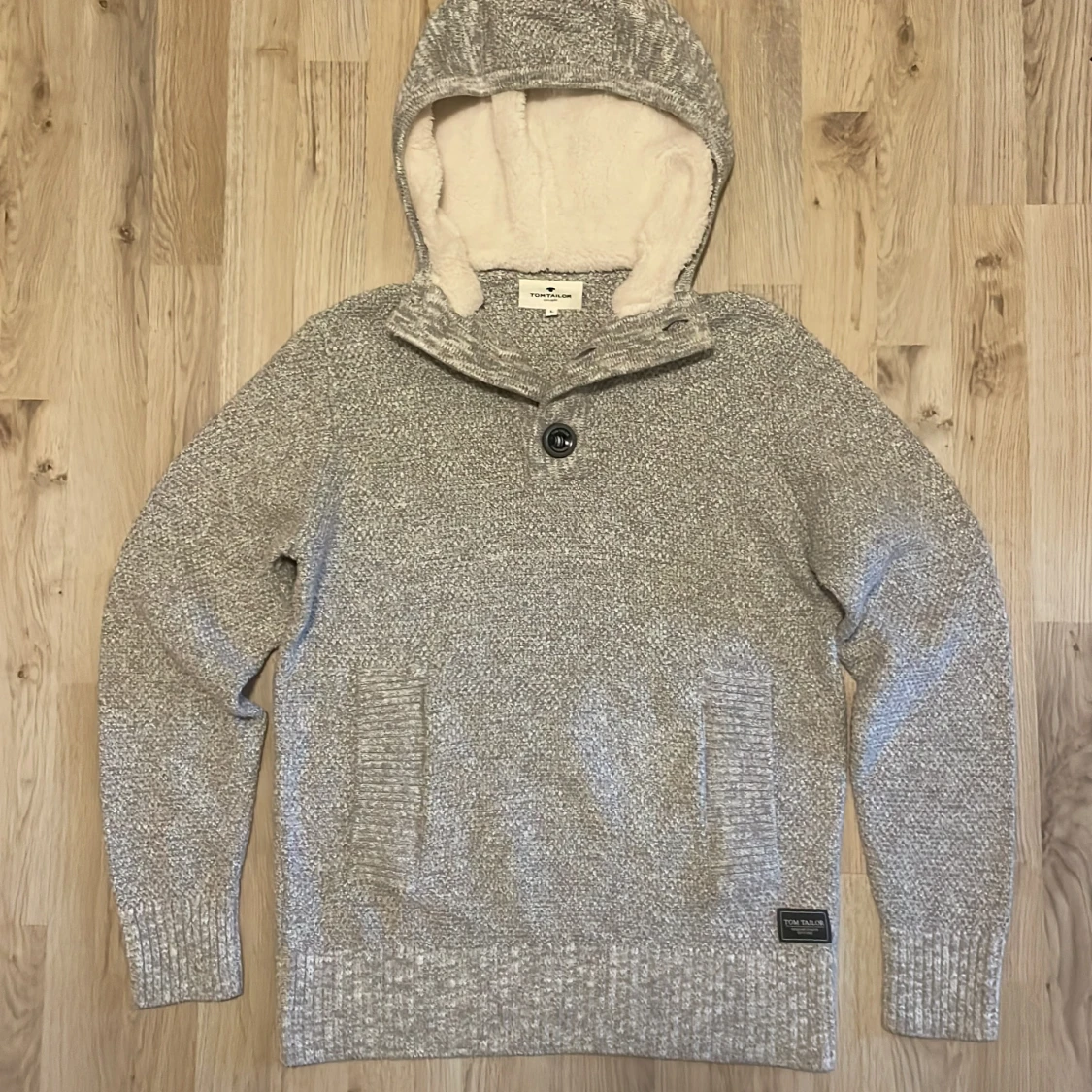 Grå fodrad stickad hoodie