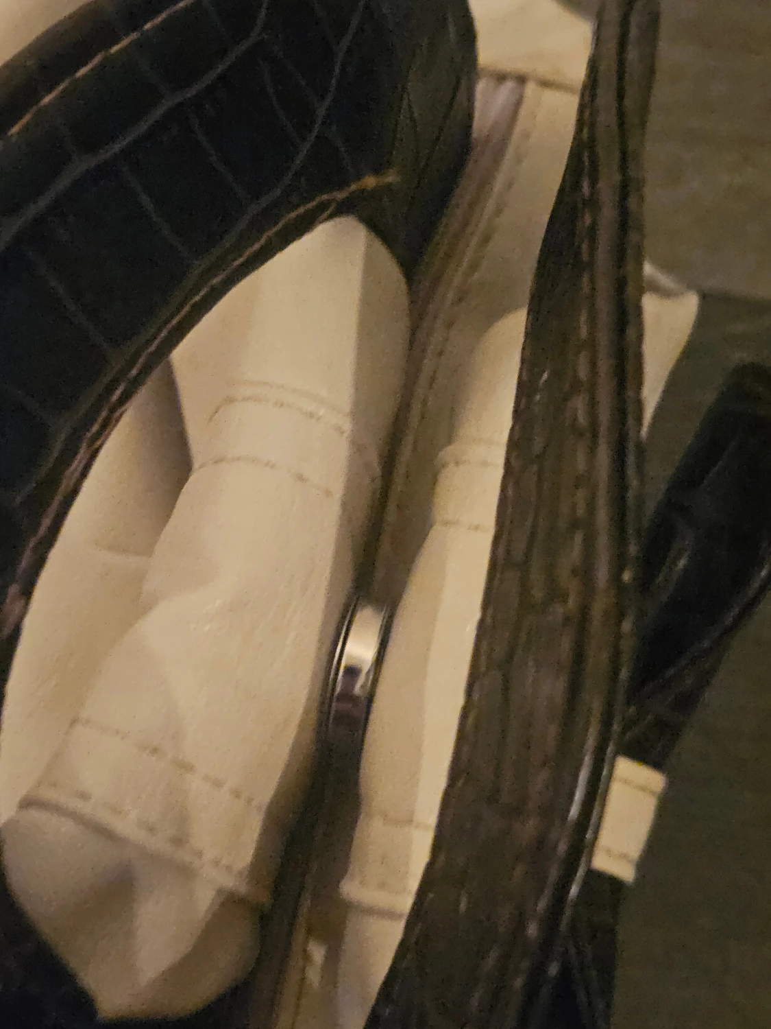 Vit handväska från Prada med rosett - 3