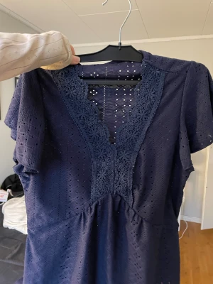 Marinblå blus - Osäker på vart den är ifrån och storlek eftersom den inte har någon lapp. Men skulle tro storlek XS eftersom den passar bra för mig som har det 