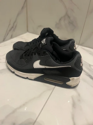 Svarta Nike Air Max sneakers - Nike Air Max sneakers i svart, grå och vit. Bekväma och i väldigt bra skick. Endast använd vid tre tillfällen. Nypris 1800