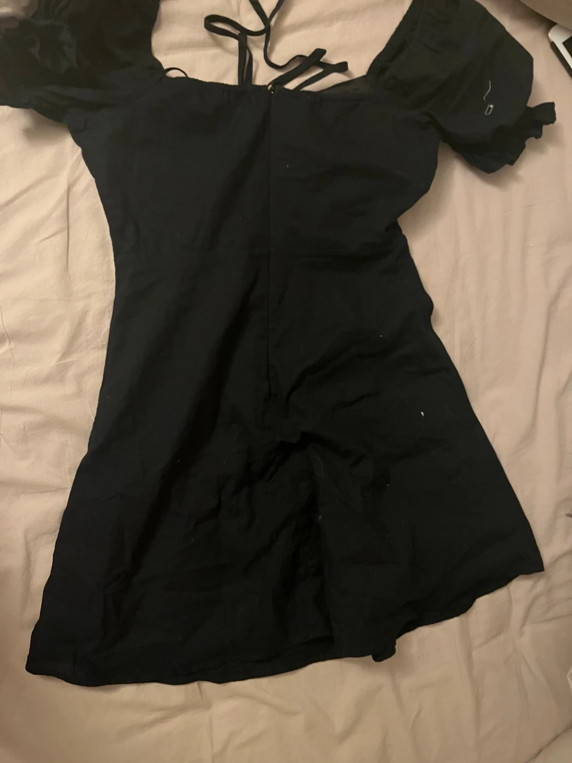 Svart kort klänning med puffärm - 5