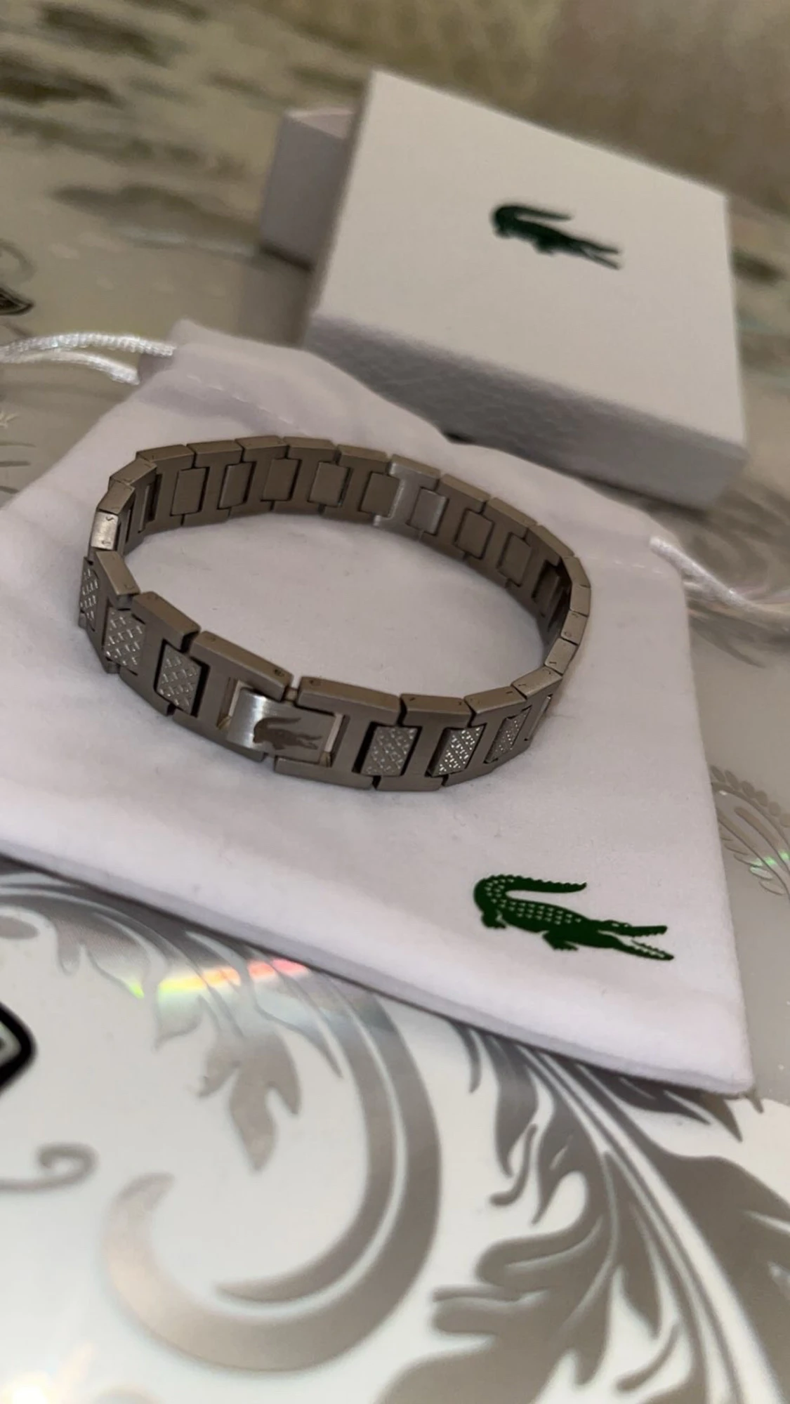 Silverfärgat armband från Lacoste