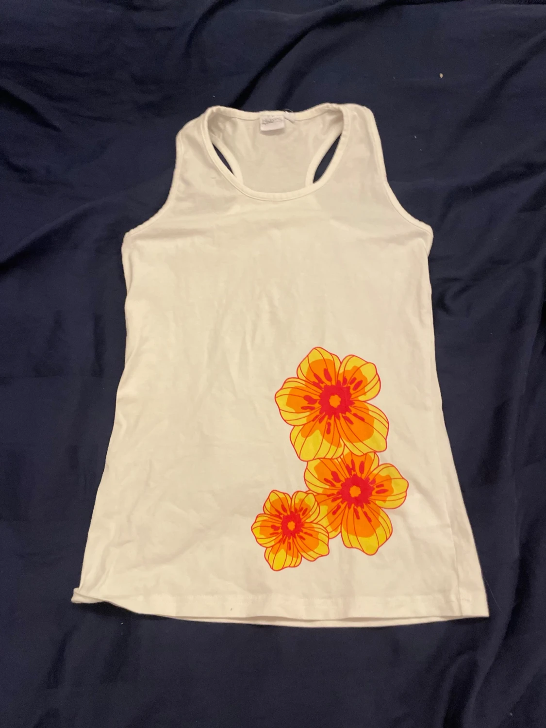 Vit linnetopp med blommor från Mywear