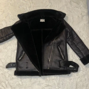NA-KD läder/päls jacka - Den super trendiga jackan från NA-KD alla köpte i våras men tyvärr har den bara legat helt ny och oanvänd och tagit plats i min garderob. Köptes för 1000kr ish. Fler frågor? Skriv gärna ☺️