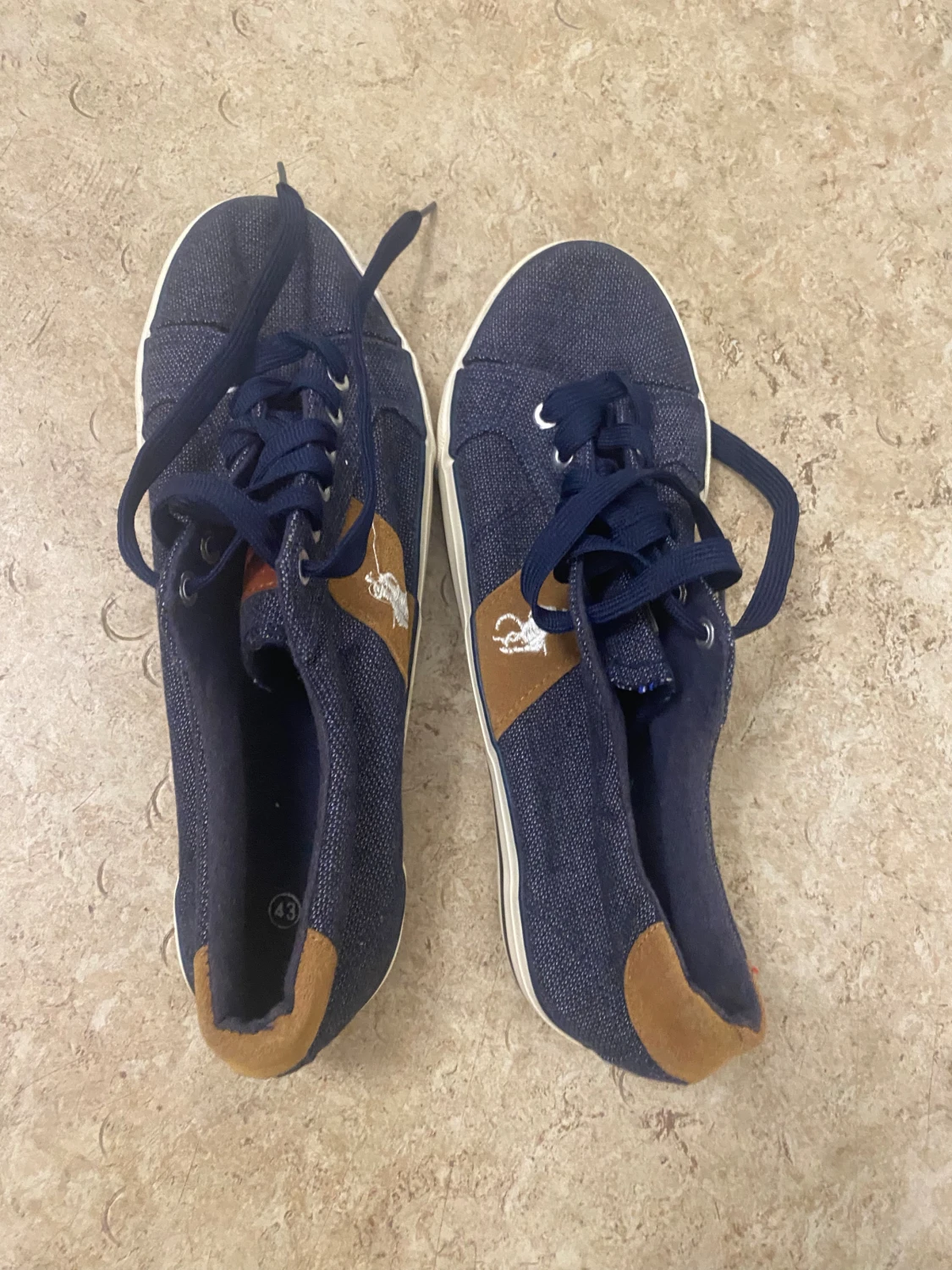 Mörkblå sneakers med mockadetaljer - 4