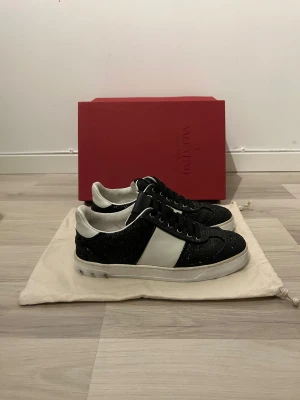 Valentino Flycrews  - Valentino flycrews | Populäraste på marknad, tillverkas ej längre | Storlek - 37,5 | Skick - 9/10, 1 nit borta på höger sko | Box, dustbag, valentino kort och extra snören medföljer | Nypris - 7200kr | Hör av er vid frågor eller funderingar 🙌