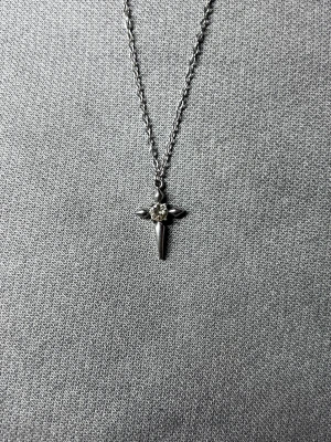 Avant Star-Cross Silver Halsband - · Hänge: 2 x 1,2 cm · Kedja: 50 cm, 1,5 mm tjock · Rost- och nickelfri