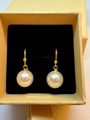 Swarovski örhängen  - Vackra örhängen med Swarovski pärlor i strlk 5mm och nickelfri örhängen som skickas i en fin smyckes ask 