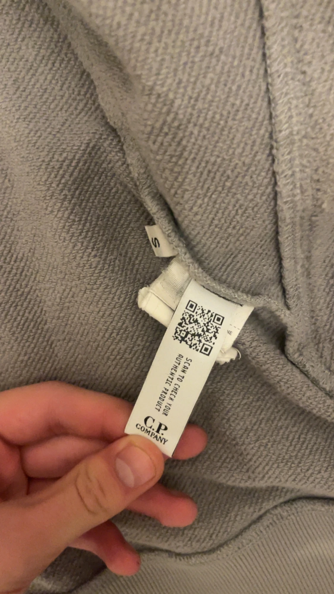 Grå hoodie med goggles från C.P. Company - 3