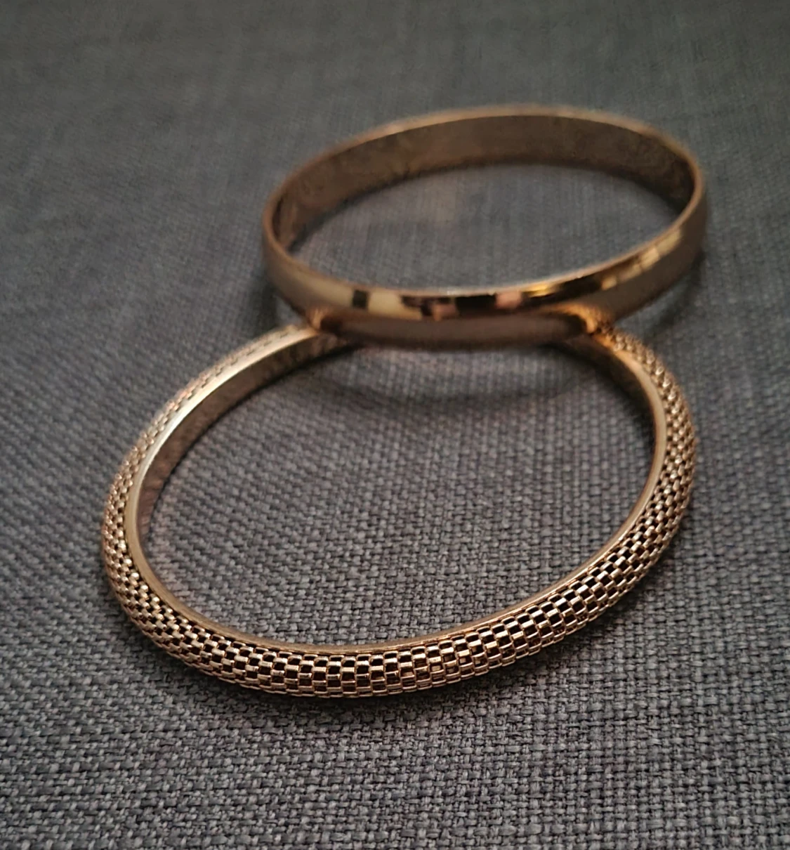 Två guldiga armband i metall - 2