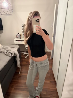 Ltb jeans - Snygga ltb jeans i modellen ”valerie”. Dom har en fin passform och är stretchiga, sitter inte alls åt och är super sköna! Dom är i strl 27/34, sitter som en S. Jag har strl 32 i till exempel Gina jeans. Dom passar mig men är stretchiga så dom är typ lite för stora om ni förstår😅. Dom är mer av en rakare modell, men dom är lite för långa för mig så för en kortare person så blir de nog lite mer bootcut, (är 165 cm, har ganska lång ben). Hör av er om ni har nån fråga eller nåt!💕