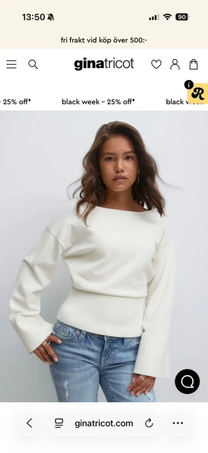 Vit stickad tröja från Gina Tricot - Vit stickad tröja från Gina Tricot med breda ärmar och markerad midja. Tröjan har båtringad hals framtill och djup v-ringning i ryggen. TRÖJAN ÄR HELT OANVÄND OCH LAPPEN SITTER KVAR. Säljer den för att den inte passade mig, den är i storlek 170 passar som xs