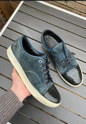 Lanvins - Sjukt feta lanvins! Uk11 motsvarar 45-46! Skick 8/10 bra skick men ena skösnöret behöver bytas. Finns billigt på nätet! Nypris ca 5000kr. Hör av dig vid intresse 🤩