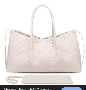 Beige flätad shoppingväska - Snygg och rymlig shoppingväska i beige med flätad design och två rejäla handtag. 