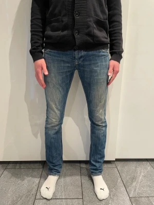 Dondup  - | Säljer ett par riktigt schyssta Dondups! | Bra skick! | Med snygga detaljer | bra skick | 106cm längd | 40cm i midjan | modellen är Sam | vilket är riktigt schyssta herr jeans | ny pris <3000 | Mitt pris 500 |  Modellen är ca 182 lång| vid intresse tveka inte att höra av dig☺️|