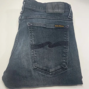 Nudie jeans  - Märke: Nudie  | Skick:  9/10 | Modell: Grim Tim |  Storlek: W30 L30 | inga defekter och bra passform 