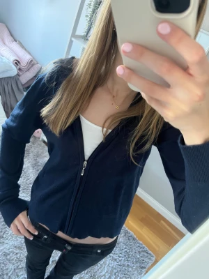 Mörkblå kofta med dragkedja - Säljer denna jättesnygga koftan med dragkedjan i storlek 170💗Tröjan är använd fåtal gånger och k bra skick💗Skriv för prisförslag och fler bilder!